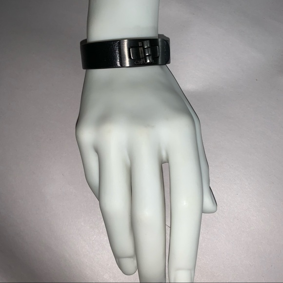 CHANEL re-issue black Mademoiselle Turn-lock CUFF BRACELET - Picture 13 of 16